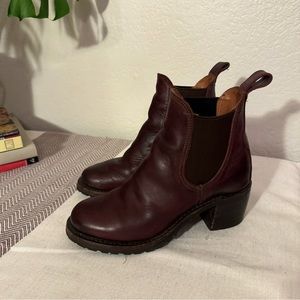 FRYE Sabrina Chelsea boots